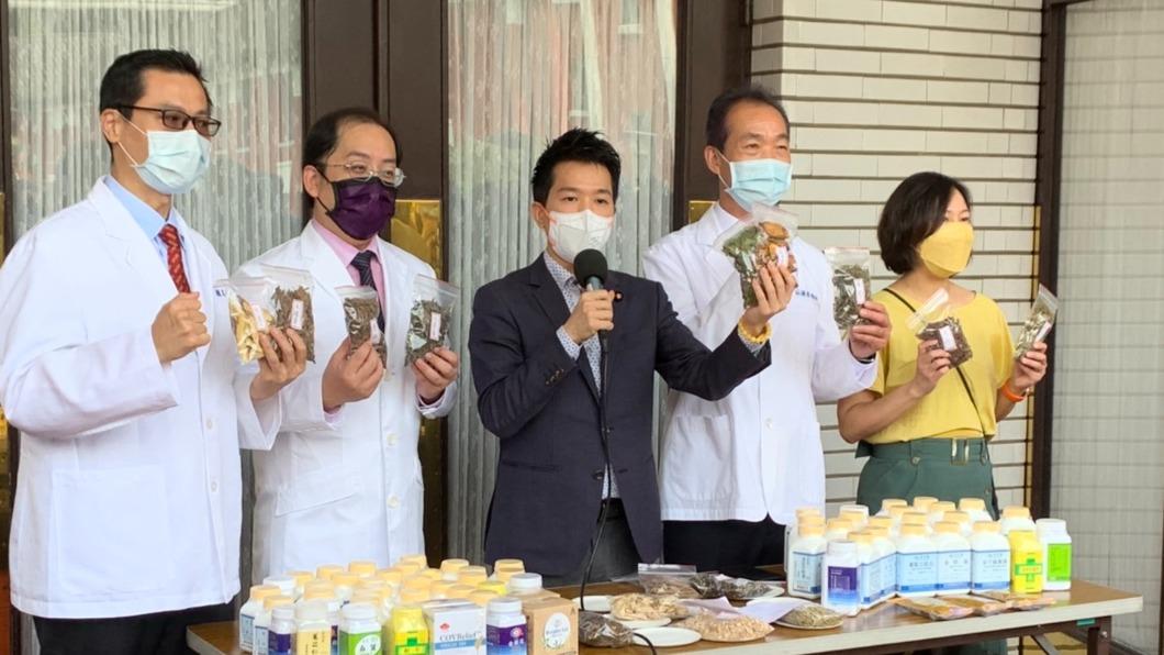 民進黨立委何志偉今(13日)與台北市中醫師公會理事長林源泉、副理事長沈瑞斌、理事顏志誠、監事陳俊如共同舉行記者會「坊間來路不明類清冠一號都是假藥,不但傷身還傷荷包」。(圖/何志偉辦公室提供)