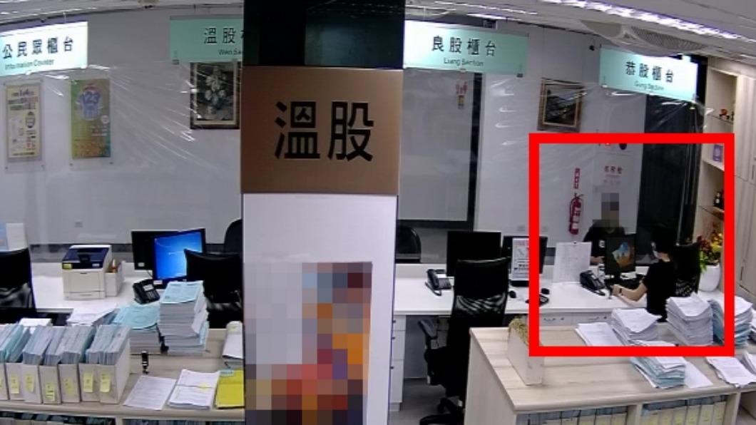 李姓婦人委託夫婿到高雄分署繳款。(圖/法務部行政執行署高雄分署提供)