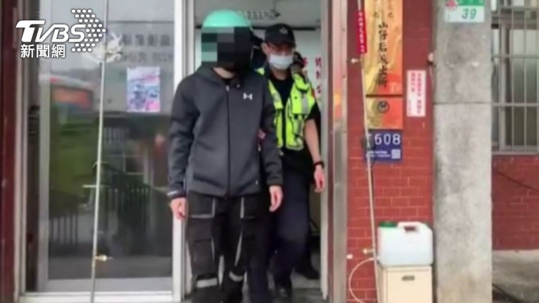 男大生和同黨遭警方逮捕。(圖/TVBS)