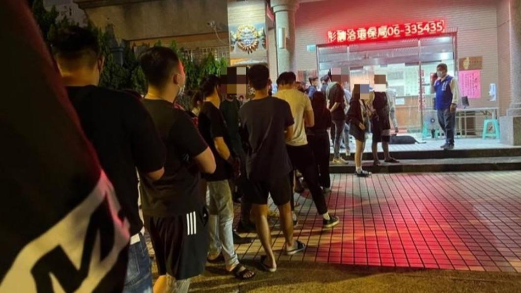 受害人多到排爆警局。(圖/翻攝自爆料公社)