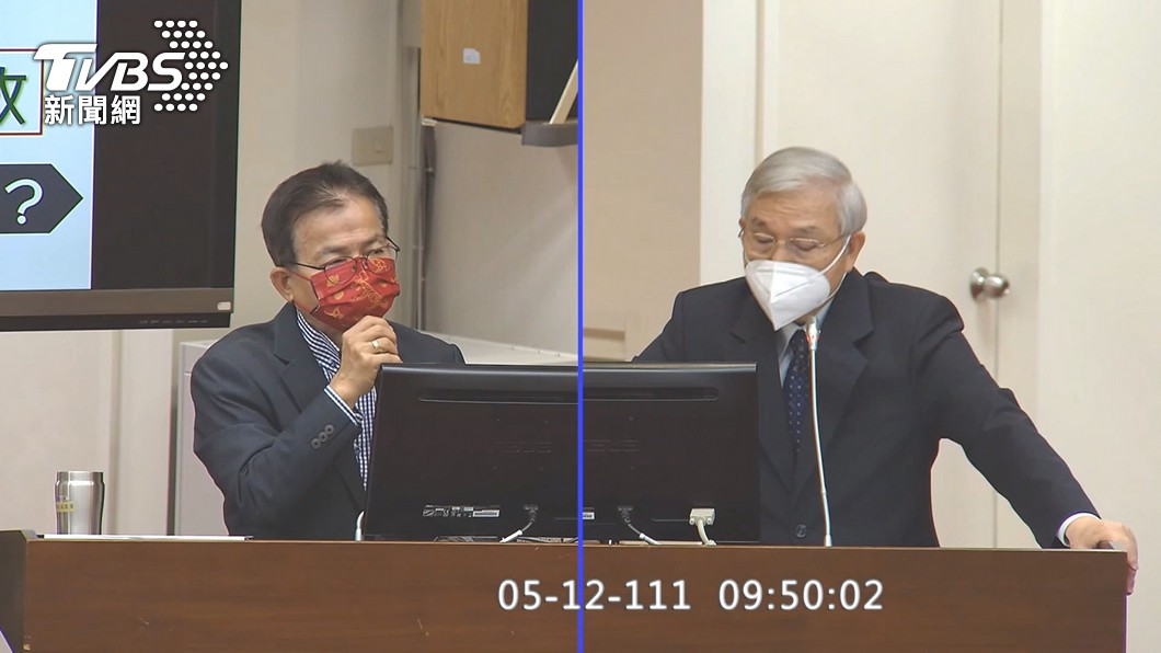 央行總裁楊金龍(圖右)日前在立院報告指出,未來不排除限縮30年貸款年限。(圖/TVBS)