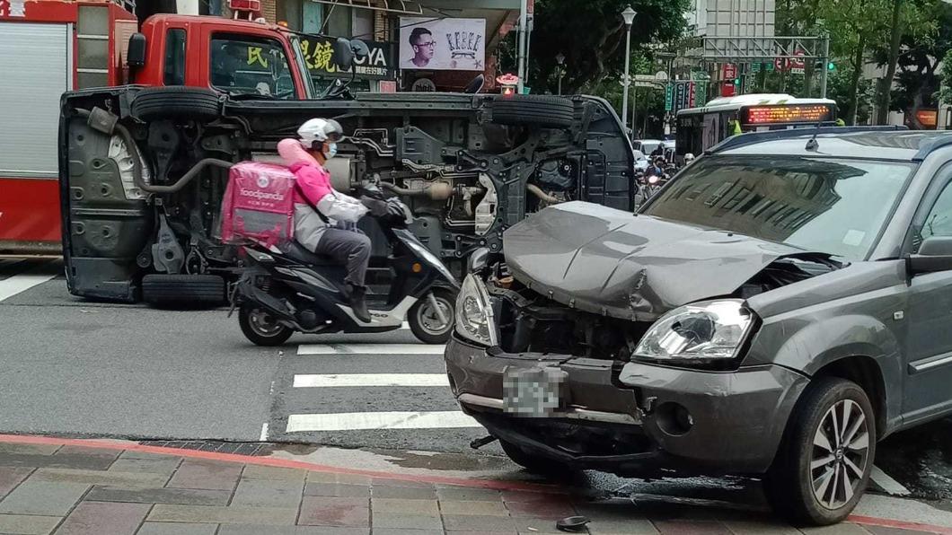 Alphard翻覆,休旅車車頭凹陷。(圖/翻攝自爆料公社)