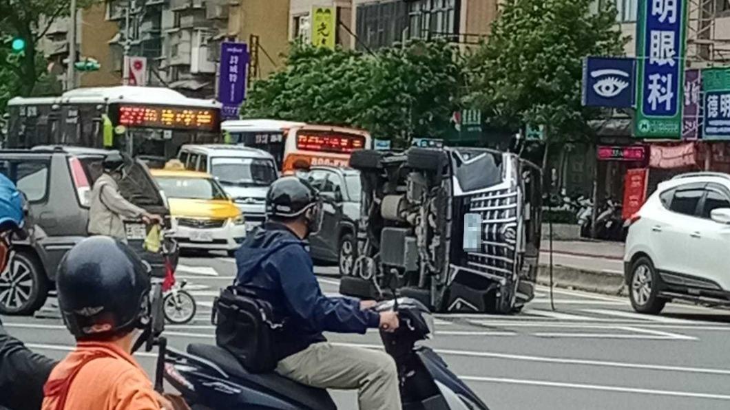 兩車三人均表示不需送醫。(圖/翻攝自爆料公社)