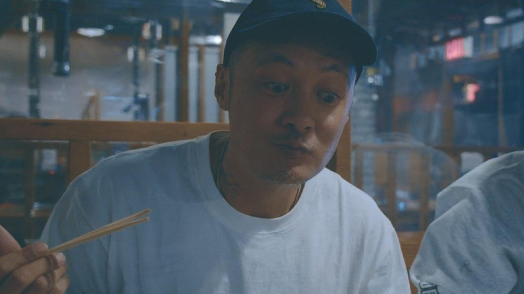 余文樂帶工作團隊大嗑美食。（圖／尚慶創意提供）