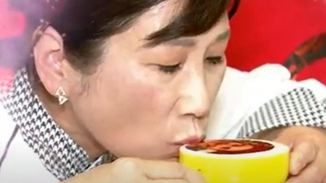 系主任林綉敏在喝3D咖啡如同吻到洪都拉斯。(圖/民視提供)