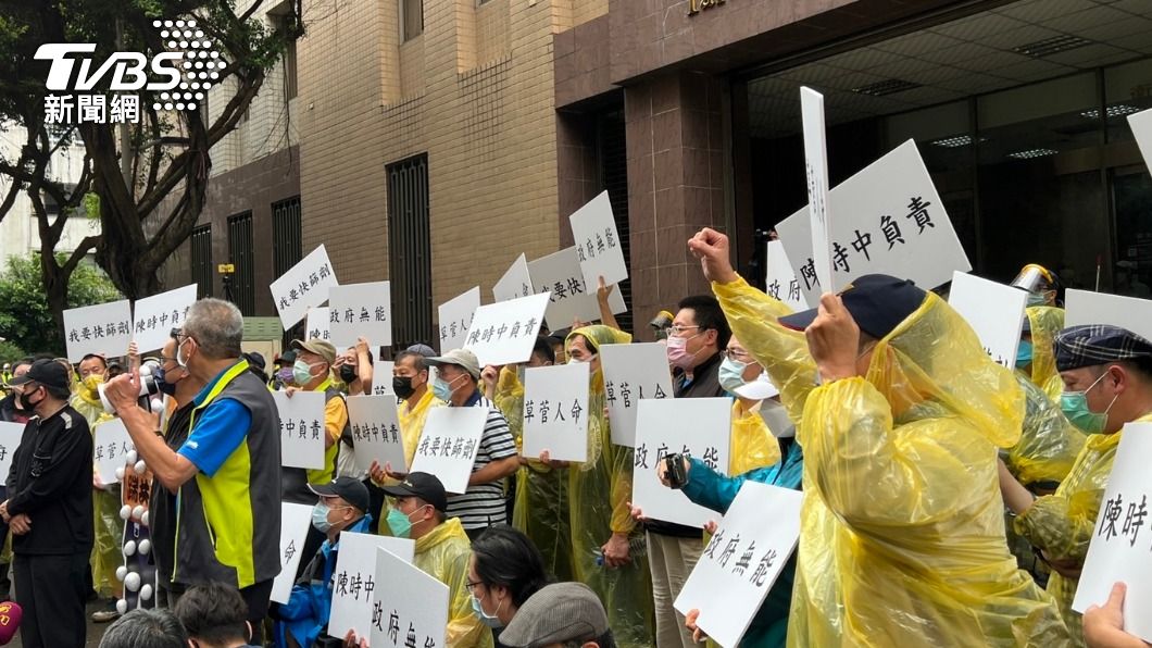 乘客不敢搭!小黃運將包圍指揮中心要快篩 轟陳時中下台