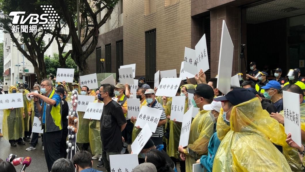 計程車駕駛包圍指揮中心抗議。(圖/TVBS)