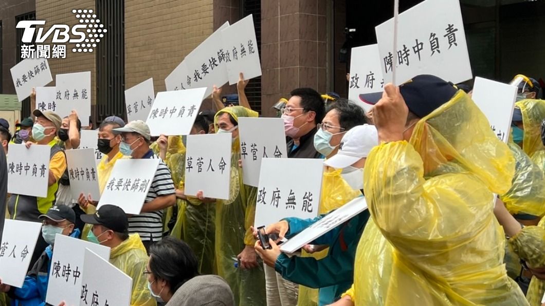 計程車駕駛在抗議現場高喊陳時中下台。(圖/TVBS)