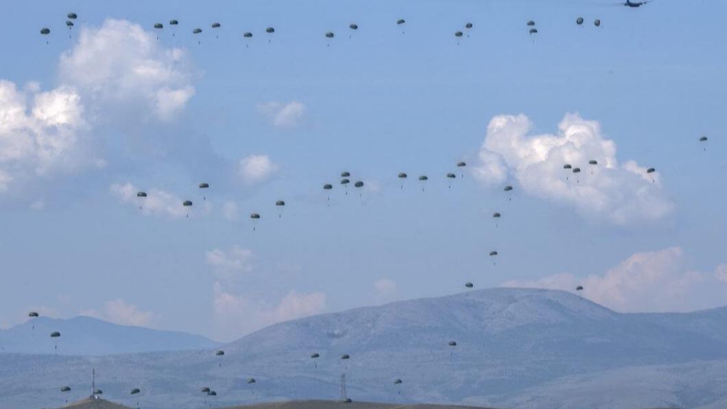 英美等19國數千軍人北馬其頓演習 向普欽秀軍力