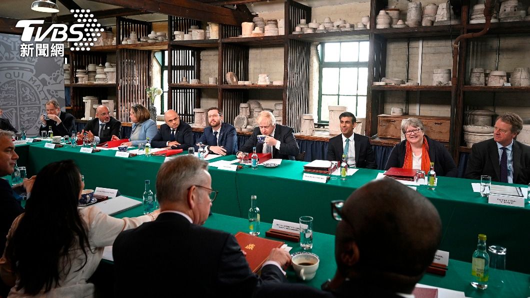 英國首相強生12日召集內閣大臣,要求各部門提交裁減人力計畫。(圖/達志影像美聯社)