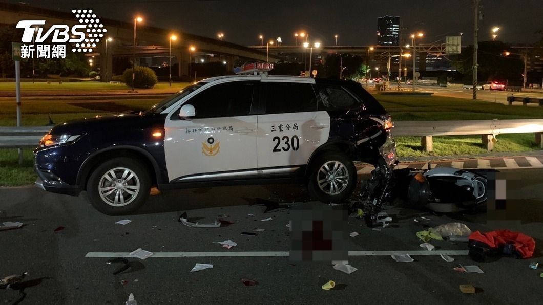 警車當下正在執行防飆勤務,卻遭機車追撞。(圖/TVBS)