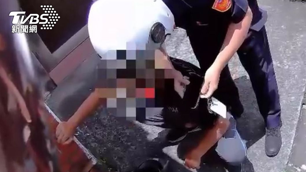 通緝犯趁車主鑰匙沒拔將車騎走。