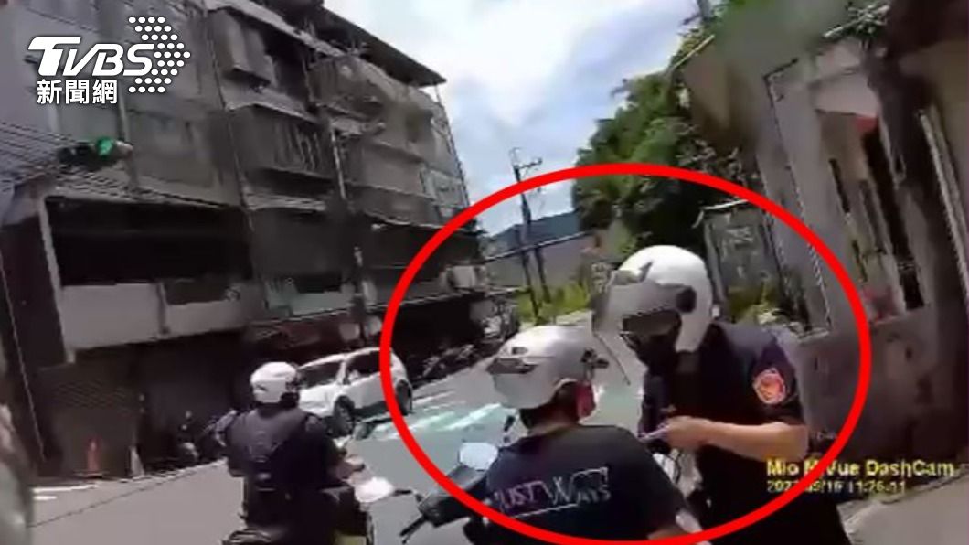 巡邏員警在路上發現失竊車輛,上前盤查。