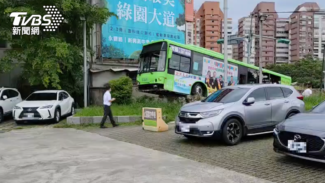 累了嗎?客運暴衝闖進大賣場 車身騎上花圃、嚇呆用路人