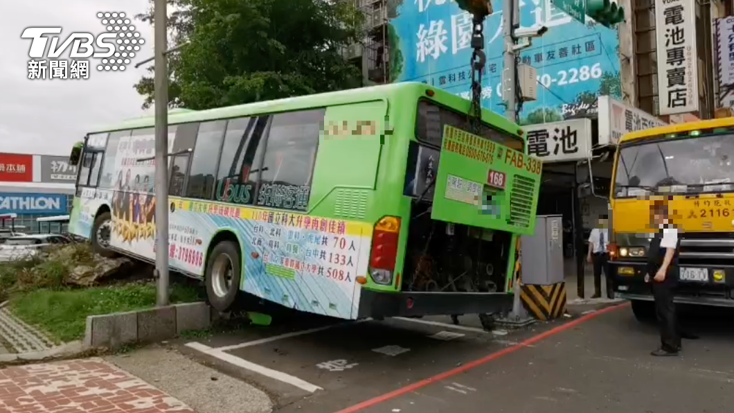 客運卡在花圃。(圖/TVBS)