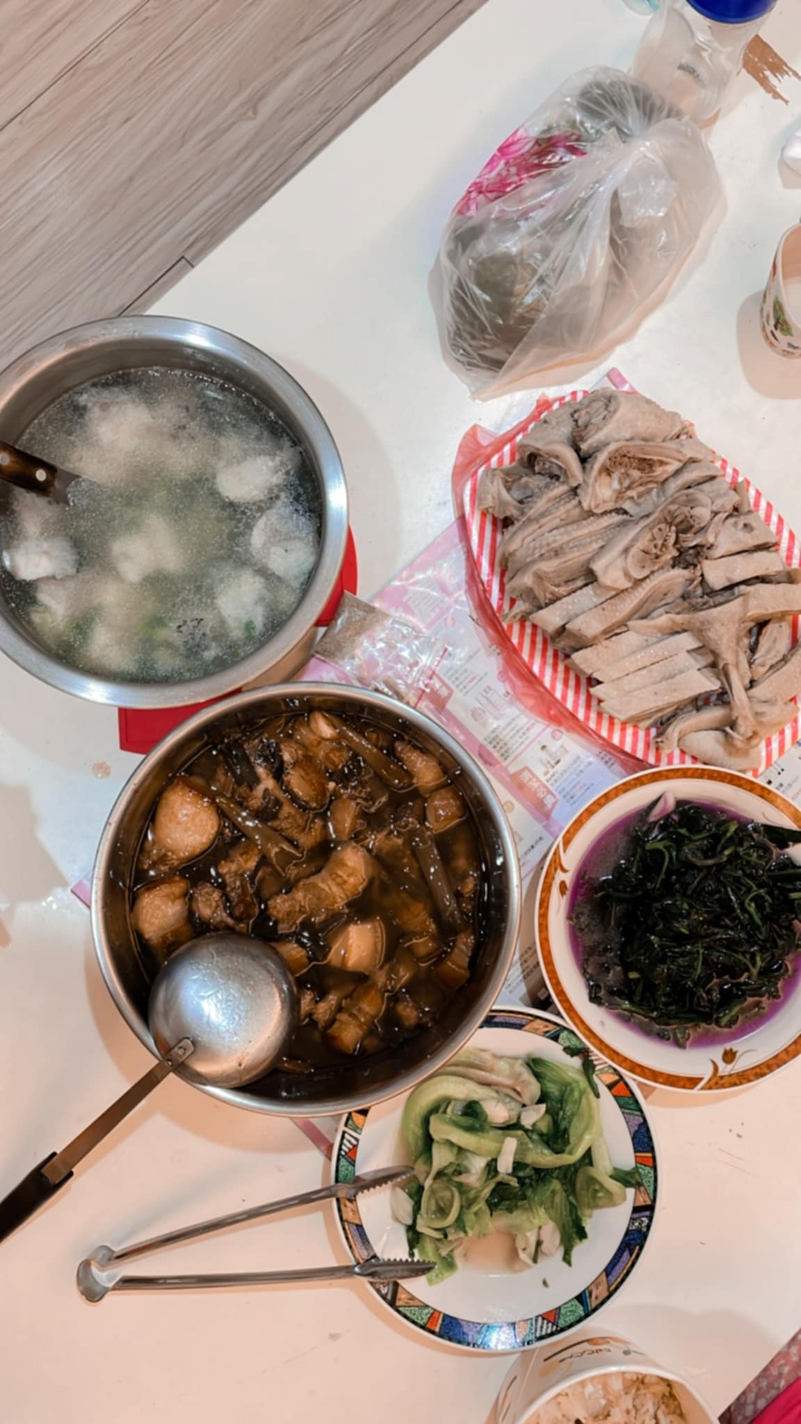 媽媽甚至每餐都煮了超豐盛的菜色。(圖/翻攝自爆廢公社)