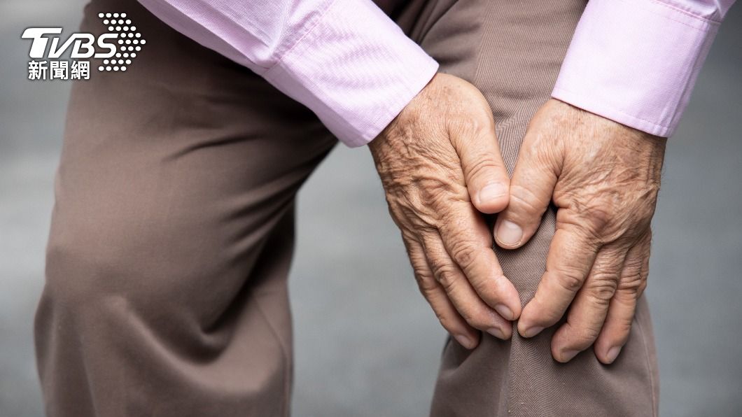年長者當心骨鬆引發脊椎骨折。(示意圖/shutterstock達志影像)