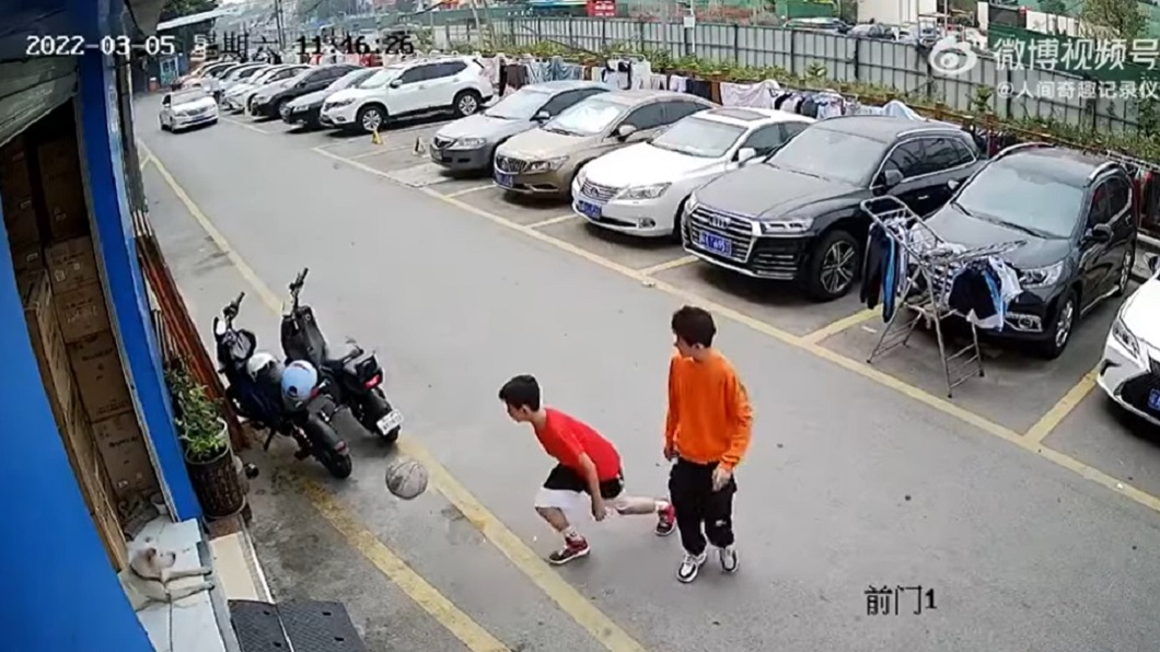 男童路邊拍打籃球結果不小心手滑觸動路邊車輛警報器。（圖／翻攝自YouTube）