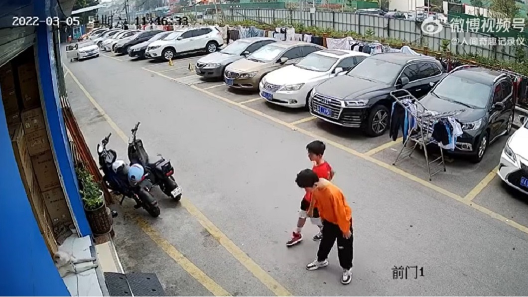 一旁的橘衣男童也跟著鞠躬道歉喊對不起。(圖/翻攝自YouTube)