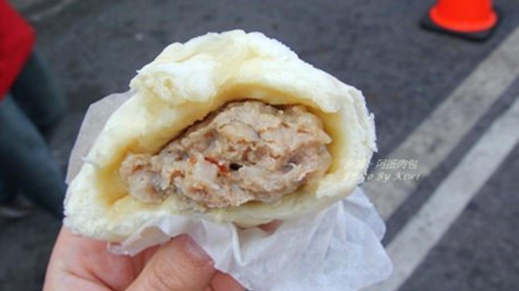 肉包皮挺厚實的,湯汁已經流到皮內了,所以乾溼算是很剛好。(圖/翻攝自KIWI樂活食旅)