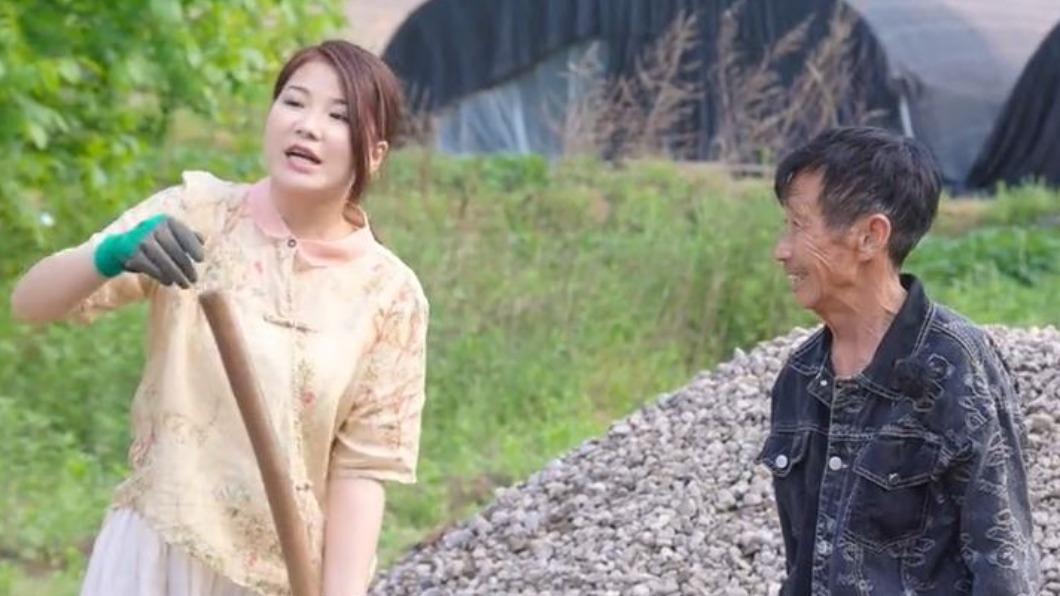 一名拾荒老人在50歲時拾到棄嬰，24年後養女逆襲成身價過億的CEO。（圖／翻攝自抖音＠金其父女·遊遍中國）