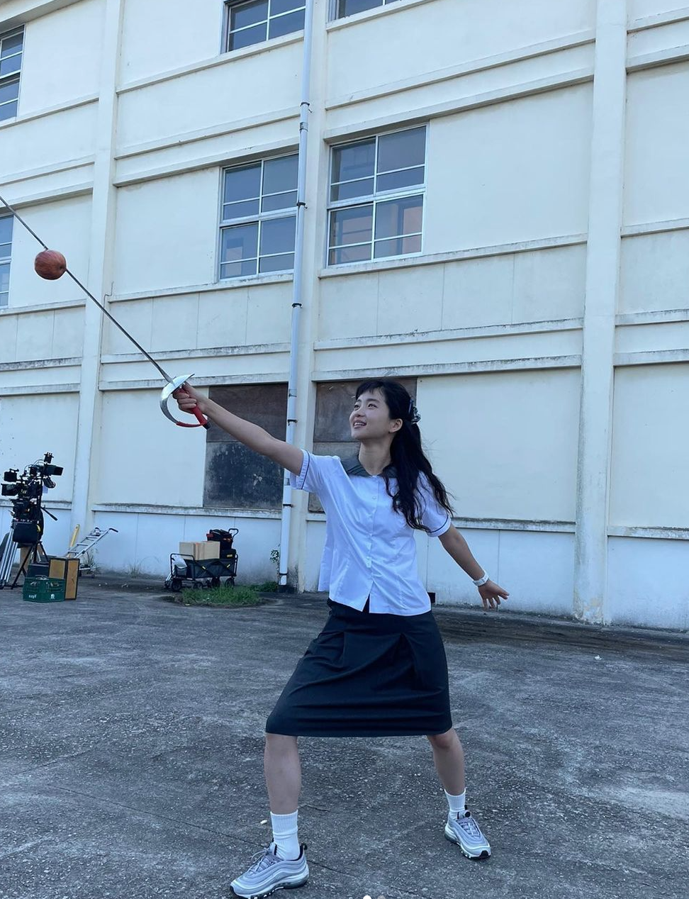 於《二十五二十一》飾演擊劍選手的金泰梨。(圖/翻攝自IG)