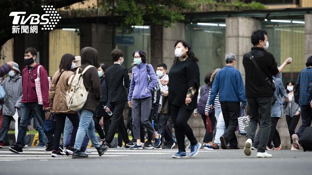 本土疫情爆發、股市大跌等因素,影響房市走勢。(示意圖/shutterstock達志影像)