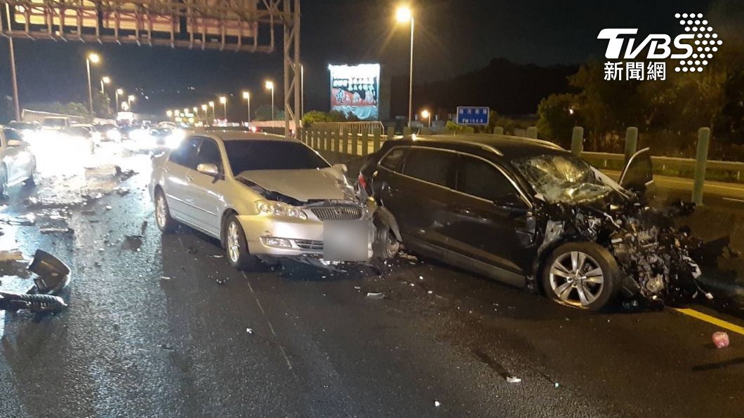 1死8傷驚悚車禍!國3竹崎北向5車連撞 1人噴飛到南向車道再釀5車撞