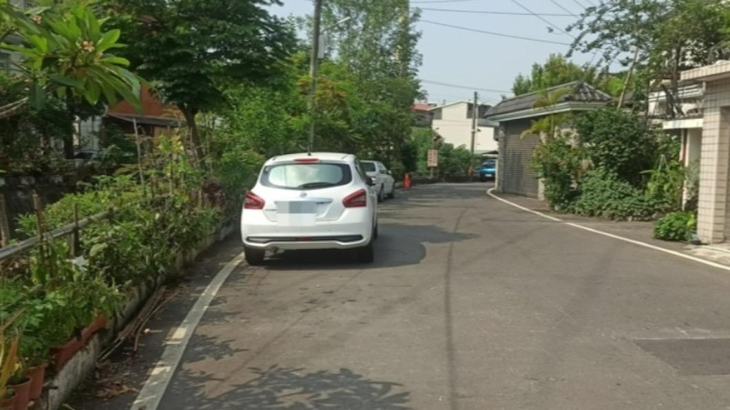 他怨「窄巷停車擋出入」 內行點2關鍵:不是白線就能停