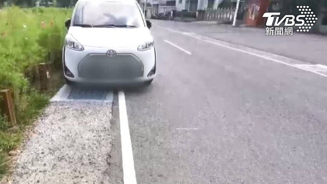 停車在道路邊界線要停放在其外側位置，若是6公尺以下的巷弄則禁止停車。（示意圖／TVBS）