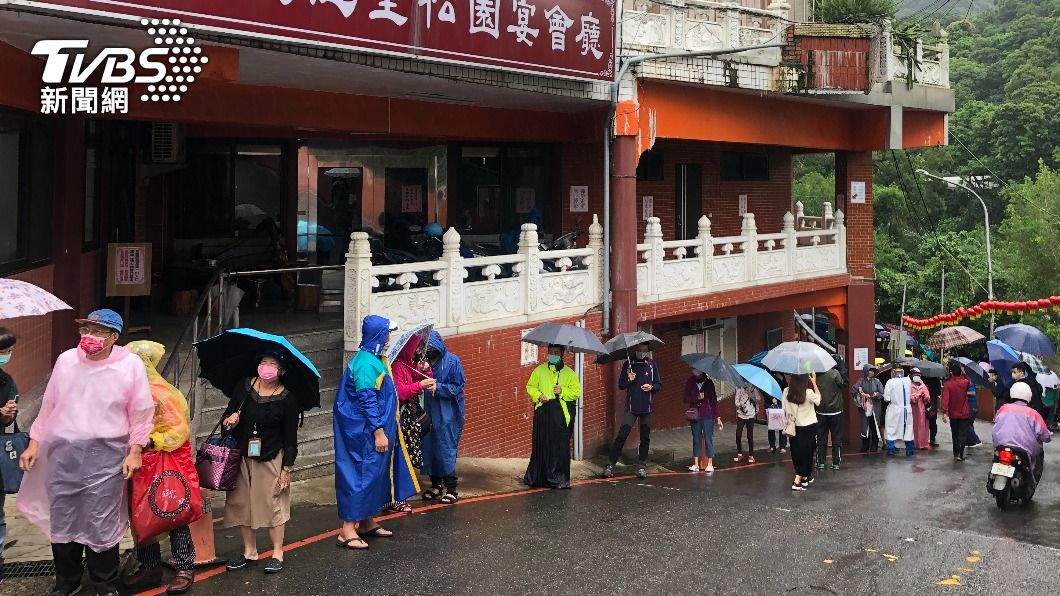 民眾排免費快篩遭罵「87、有病」 徐巧芯:綠營側翼喪心病狂