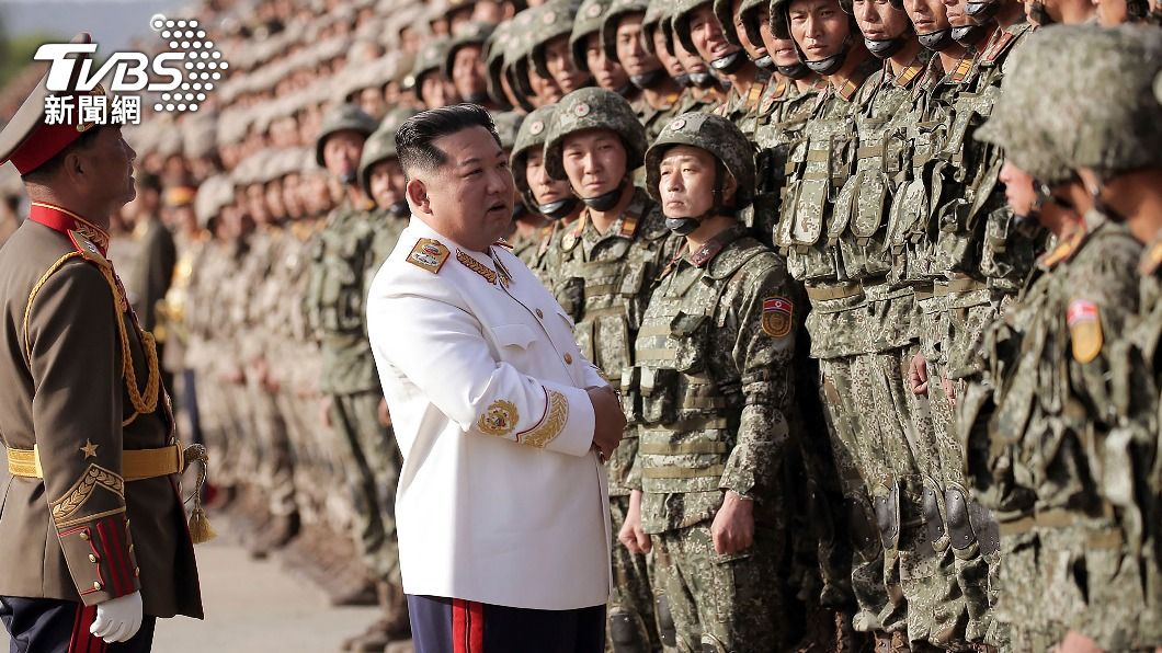 金正恩危險？北韓新增染疫21死　萬人群聚照曝光　