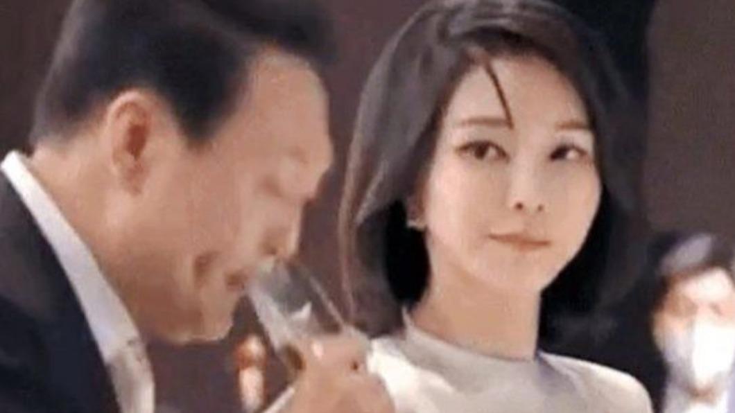 金建希被捕捉到怒視尹錫悅喝酒。(圖/翻攝自韓網)