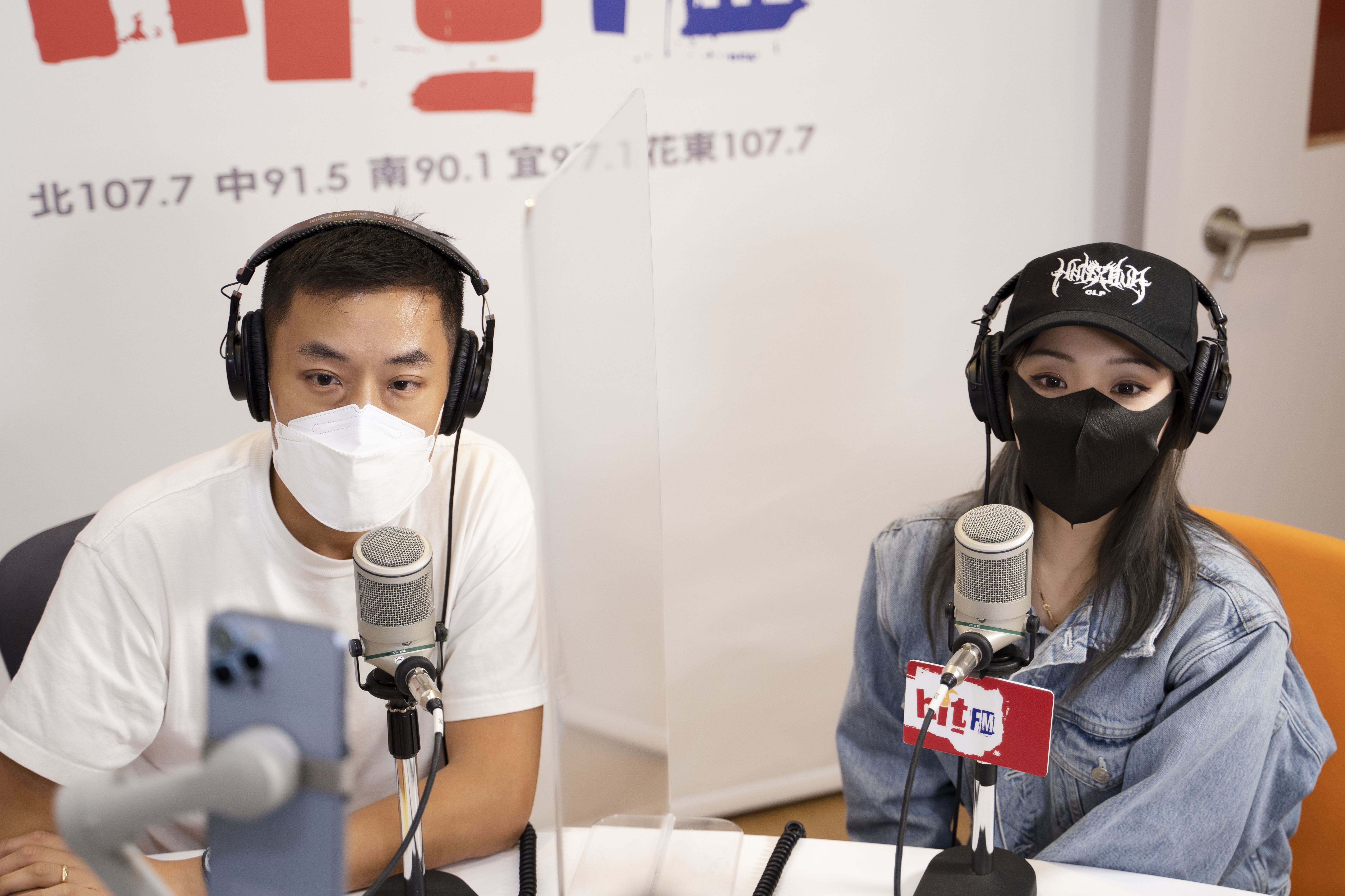 Kimberley陳芳語與DJ Bryan一起在節目直播互動。。(圖/Hit Fm提供)