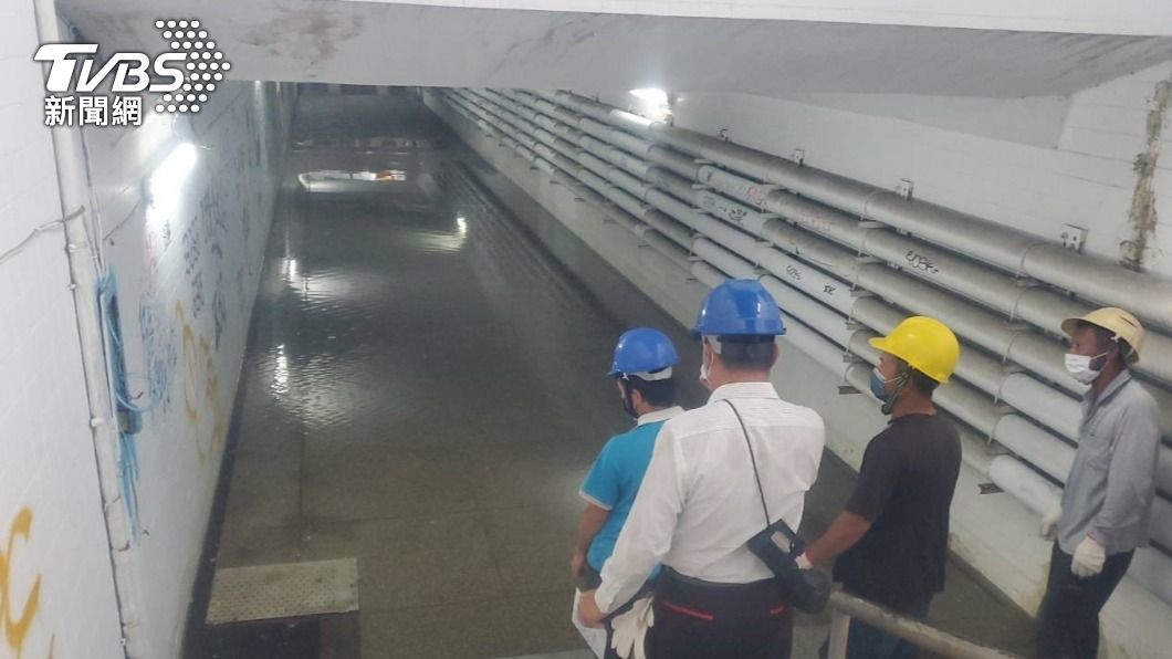 雨彈炸台南!開元地下道「淹到腳踝」 暫時拉起封鎖線