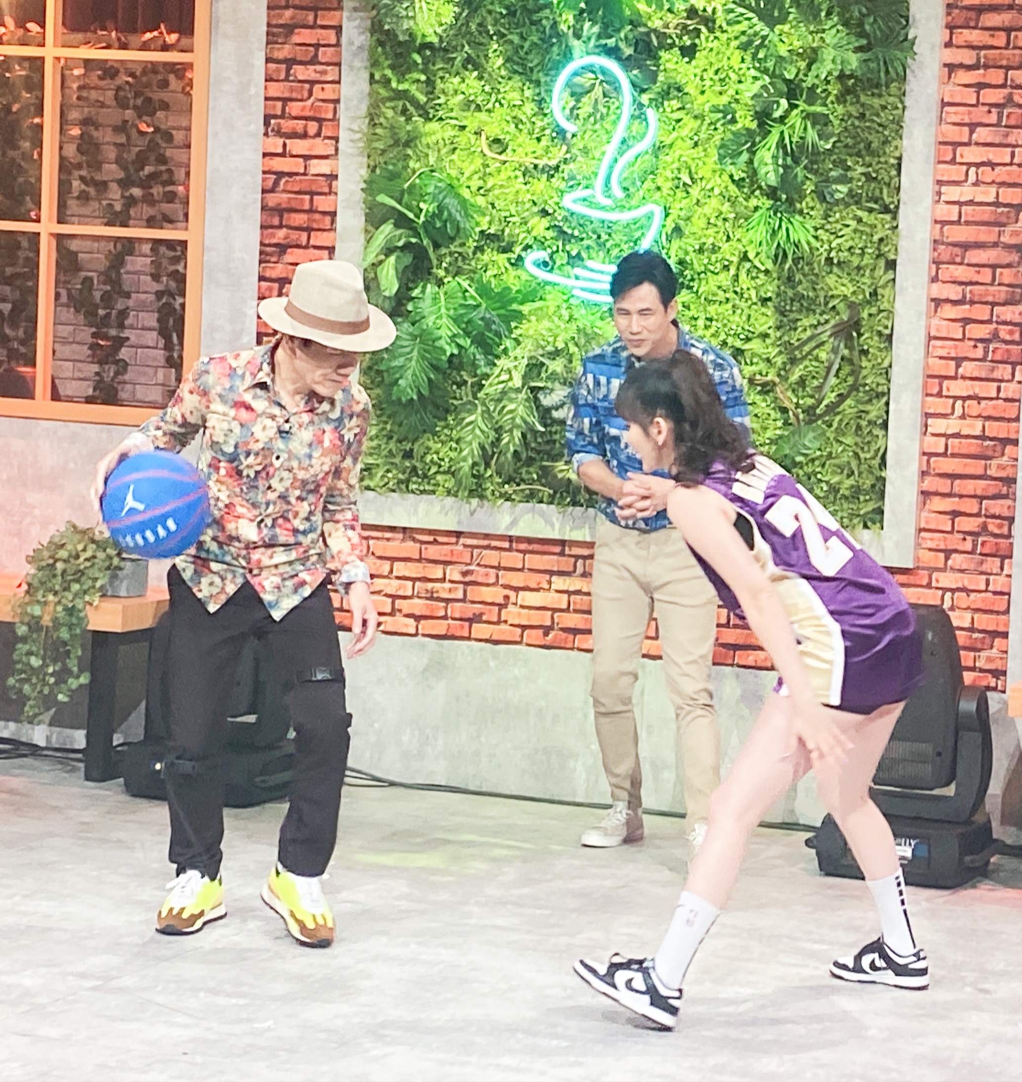 趙傳愛打籃球,上節目拿到球被形容「像小孩子拿到玩具」超開心。(圖/開麗娛樂提供)