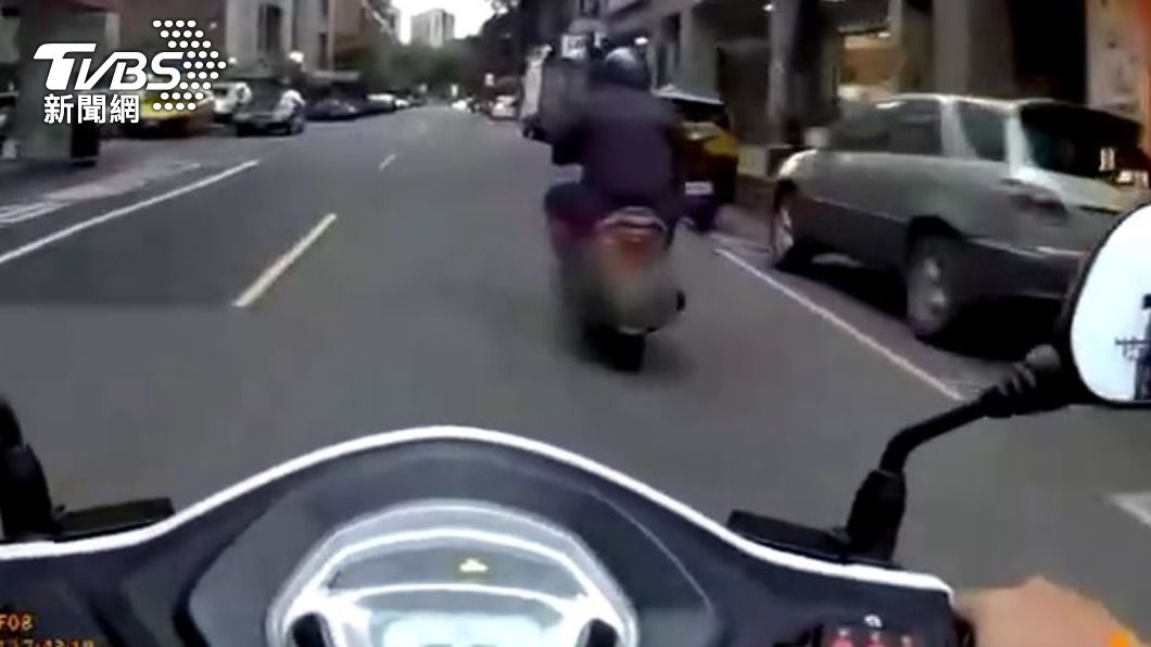 巡邏員警發現工人機車車牌汙損。(圖/TVBS)
