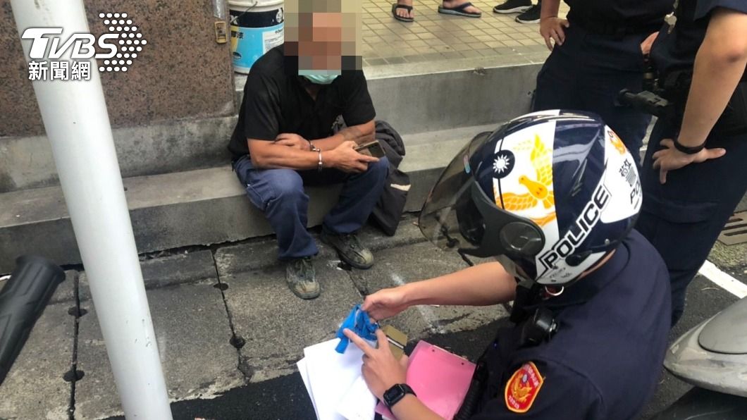 民眾協助警方將工人逮捕。(圖/TVBS)