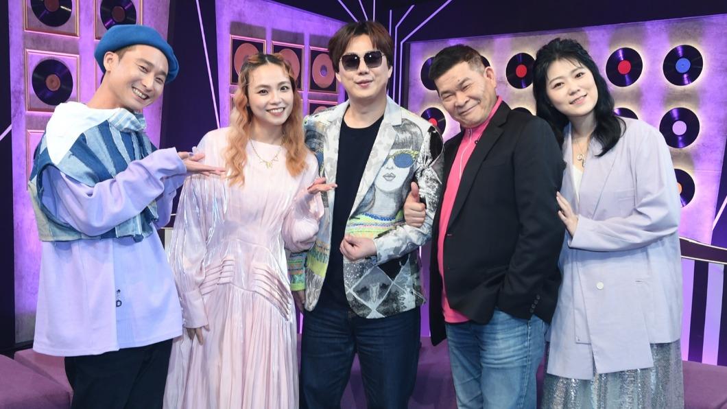 浩子(左起)、吳蓓雅、蕭煌奇、澎恰恰、曹雅雯在節目中盡情唱台語歌交流。(圖/華視提供)