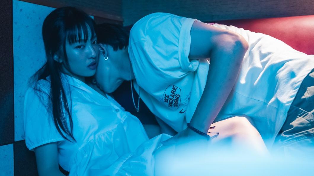 《小藍》以青少女情慾探索為主軸，女主角王渝萱（左）在片中探索喜歡與性愛的界線。（圖／台北電影節提供）
