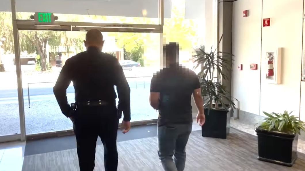 聖荷西警方公開多明格茲離開警察局的畫面。(圖/翻攝自SAN JOSE POLICE YouTube)