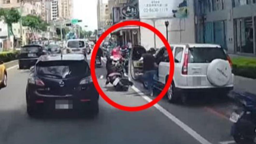 駕駛突然開啟車門。(圖/翻攝自八里 臉書)