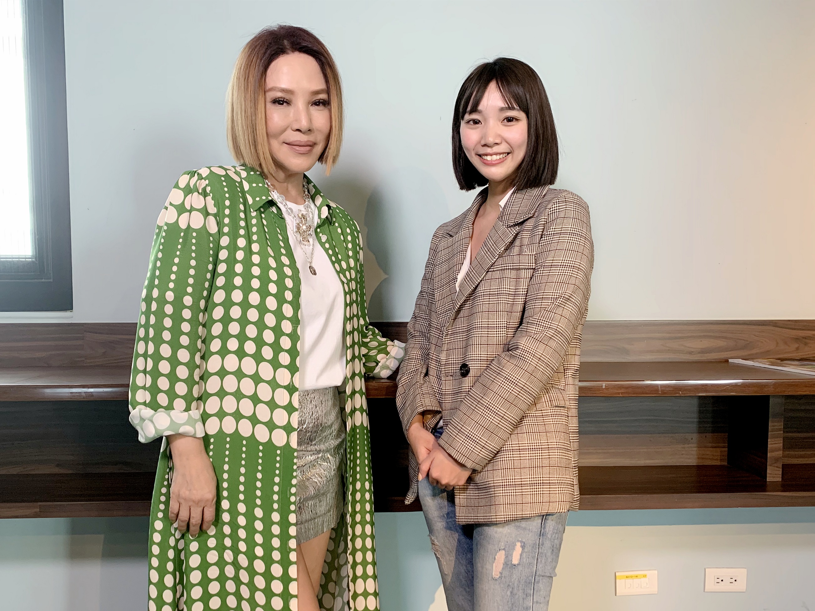 葉璦菱(左)接受東森主播謝佑昀(右)的專訪。(圖/東森提供)