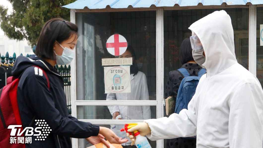 北韓在4月底開始有大批民眾因為不明原因而出現發熱徵狀。（圖／達志影像美聯社）