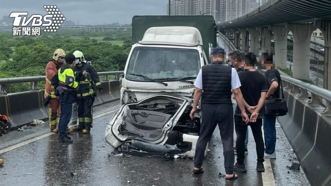 追撞前方垃圾車！貨車駕駛卡車內　消防員「拆車門」救人