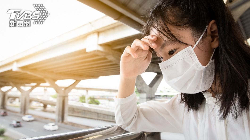 有些兒童的長新冠症狀會出現頭痛及頭暈等。(示意圖/shutterstock達志影像)