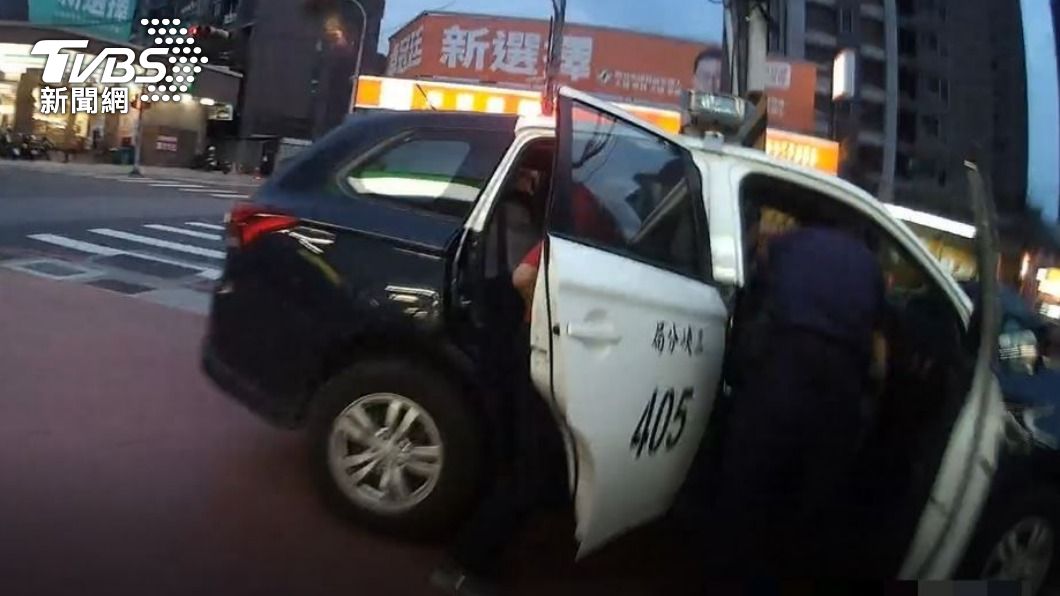 警方帶彭男回家繼續勸阻。(圖/TVBS)