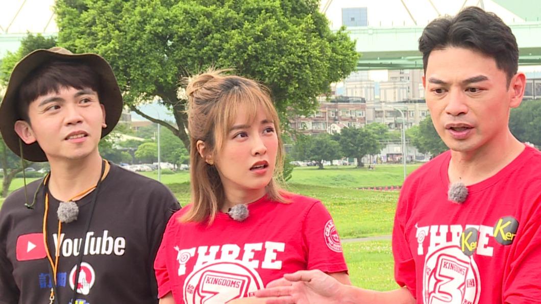 大元(中)加入主持群。(圖/台視提供)
