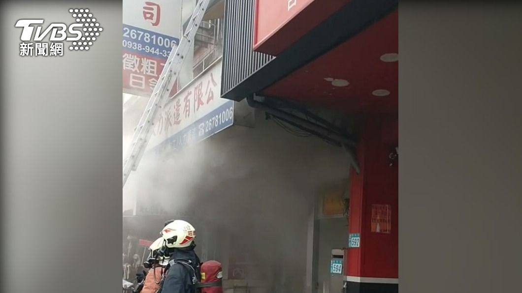 人力派遣公司失火。（圖／TVBS）