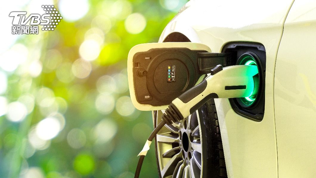 電動車充電樁未來可能如手機般輕巧。(示意圖/shutterstock達志影像)